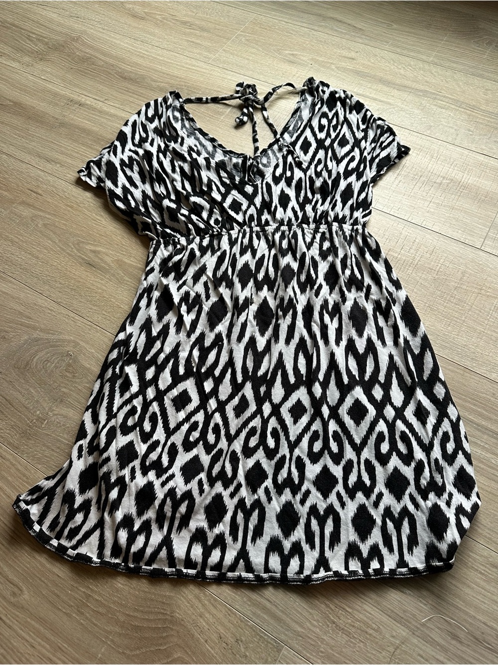 Black and White Ikat Print V-Neck Tie-Back bathing suit coverup